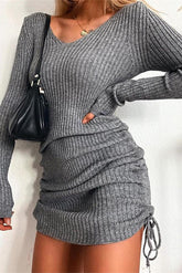 Mini-Strickkleid mit V-Ausschnitt und seitlichem Kordelzug